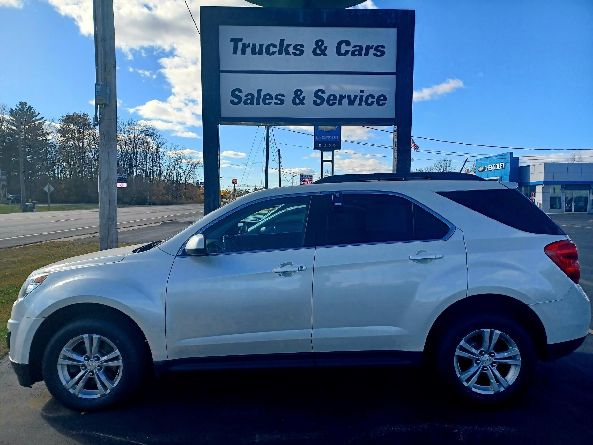 2015 Chevrolet Equinox LT in White Diamond Tricoat — front three-quarter view